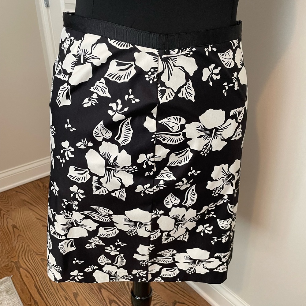 Cute stretchy skirt with ribbon detail on side. size 16 NWT